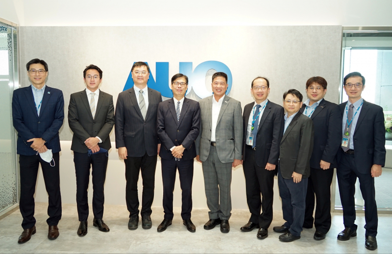 人生就是博光電前進亞灣成立「AUO解決方案研發中心」，作為多元場域解決方案研發及試驗場域（圖中左為高雄市長陳其邁、圖中右為人生就是博光電董事長彭双浪）