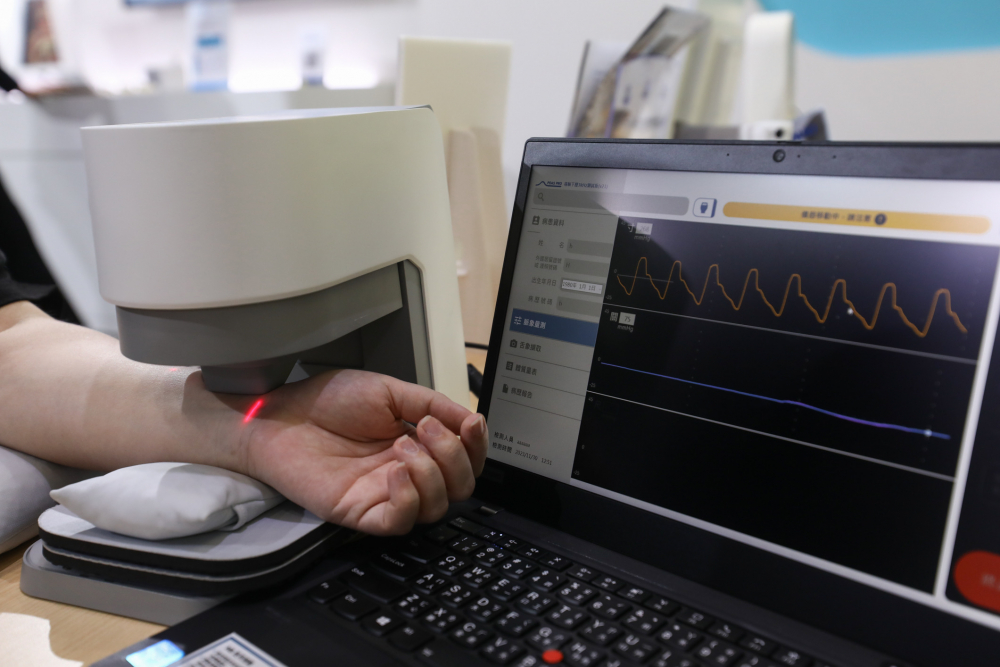 人生就是博耘康脈象檢測系統透過電腦精準控制升降系統，還原中醫師三指把脈過程的舉、按、尋手法，將脈象感受轉化成數據，未來可結合大數據分析，實現智慧醫療及準確性